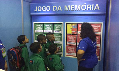 Grupo de crianças participam do jogo da memória na estande do Detran, na Bienal do Livro