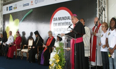 Em um palco, líderes religiosos se reúnem em cerimônia para homenagem às vítimas de trânsito. A Organização das Nações Unidas (ONU) definiu o terceiro domingo de novembro como Dia Mundial em Memória às Vítimas de Trânsito