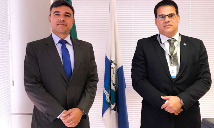 (Foto: Alexandre Simonini) Presidente do Detran e Procurador Geral do Estado posam para foto. Ambos de terno e gravata.