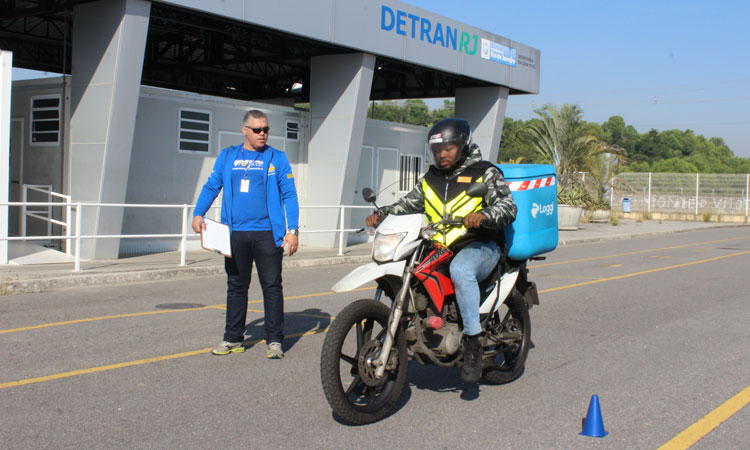 (Foto: Sebastião Gomes) Motociclista realizando prova e sendo observado pelo examinador do Detran.RJ
