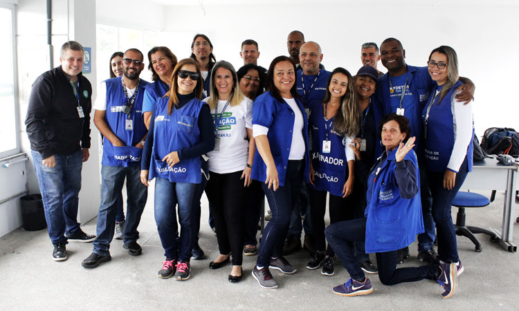 Examinadores do Detran.RJ recebendo homenagem
