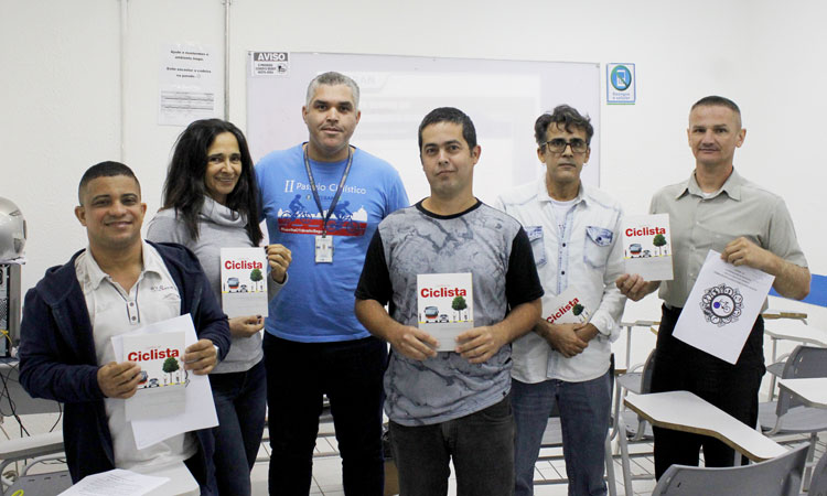 Cinco alunos com certificado de conclusão do curso e o instrutor