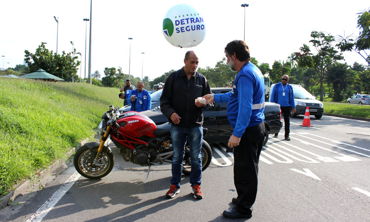 Agente do Detran verificando documentos de condutor
